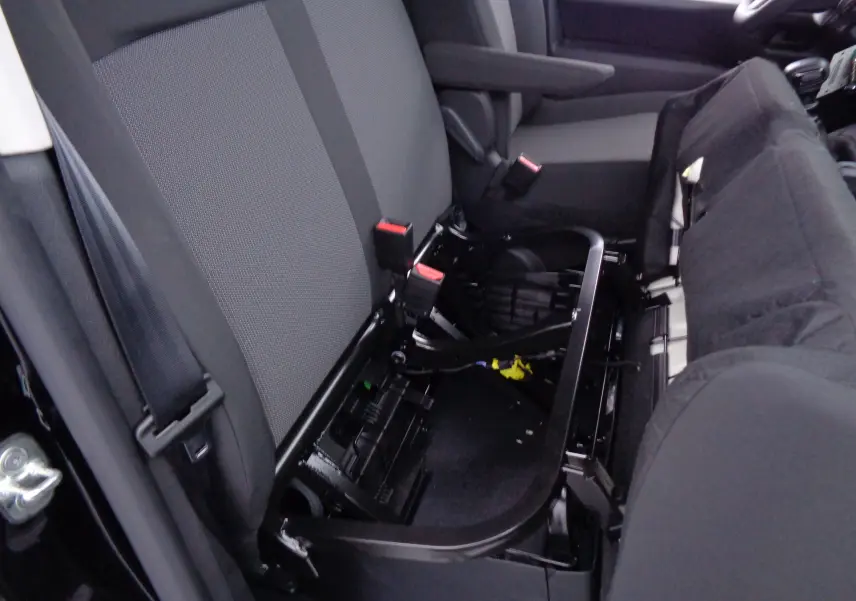 Vue intérieure côté gauche du siège avant relevé du Peugeot Expert Cabine Approfondie noir Perla Metal, montrant le mécanisme de fixation.
