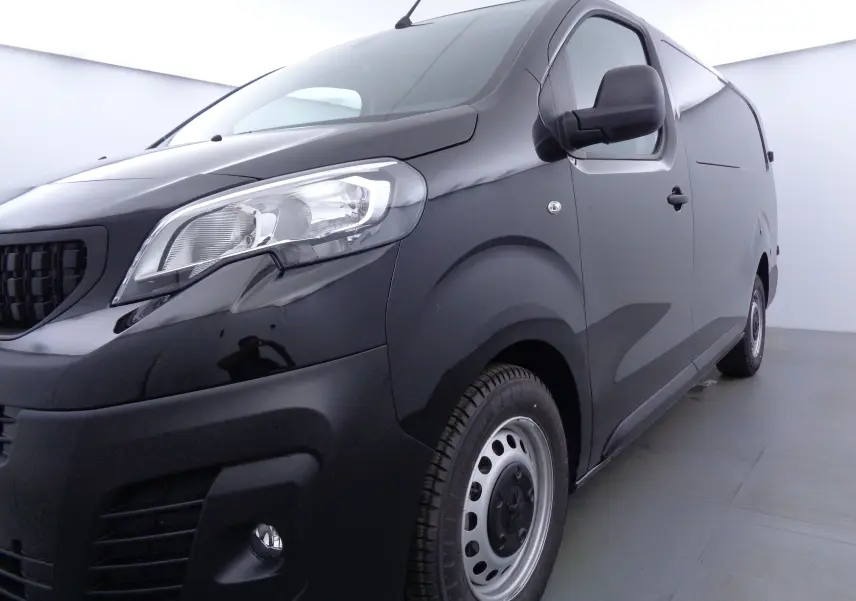 Vue 3/4 avant droit d'un Peugeot Expert Cabine Approfondie noir Perla Metal avec jantes acier et carrosserie lisse.