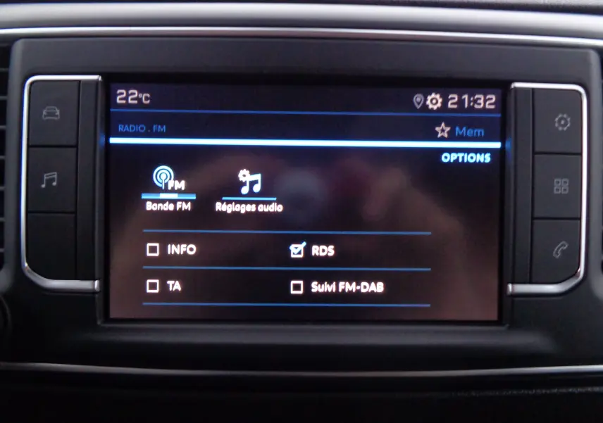Écran tactile central du Peugeot Expert Long 2023 affichant les réglages audio FM avec commandes tactiles latérales.