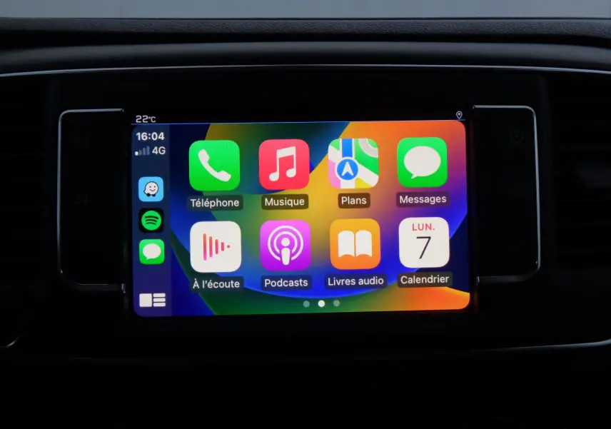 Écran tactile central du Peugeot Expert Long 2023 affichant les applications Apple CarPlay dans un intérieur noir.