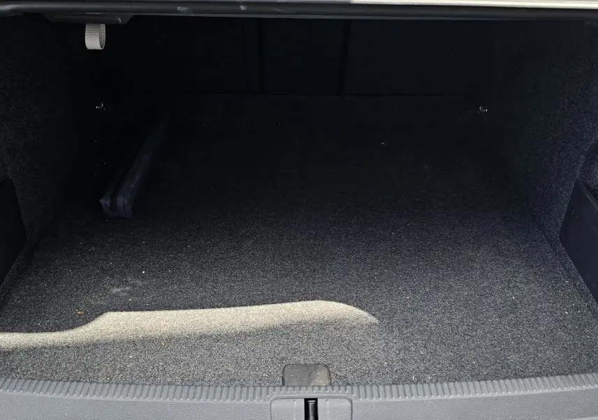 Coffre vide de la Volkswagen Passat 1.4 TSI 120 Confort bleu de 2009, vue intérieure depuis l'arrière.