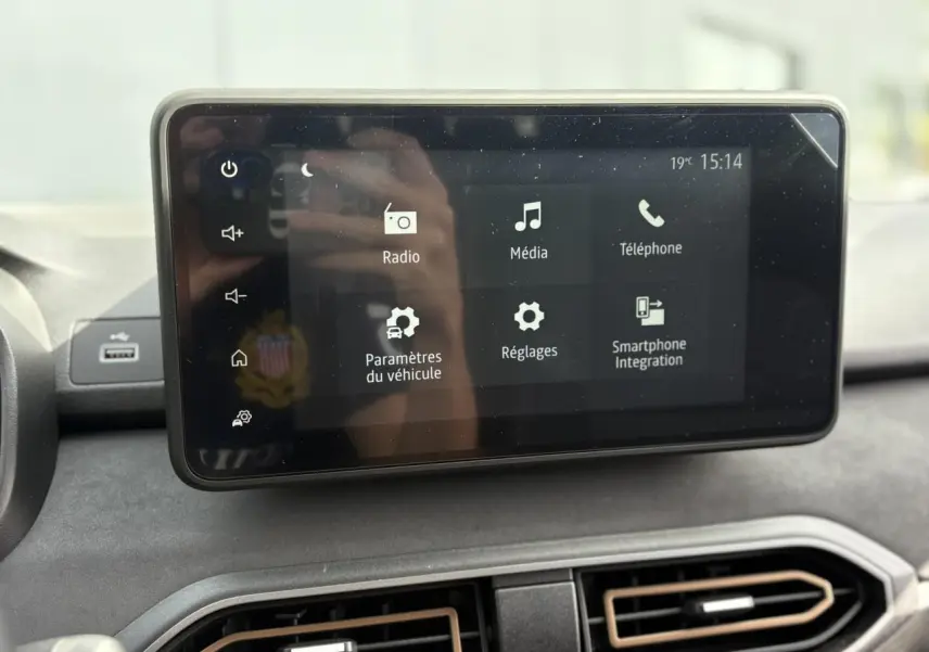 Écran tactile multimédia 8 pouces du Dacia Jogger 2025 affichant radio, média et téléphone, intérieur gris.