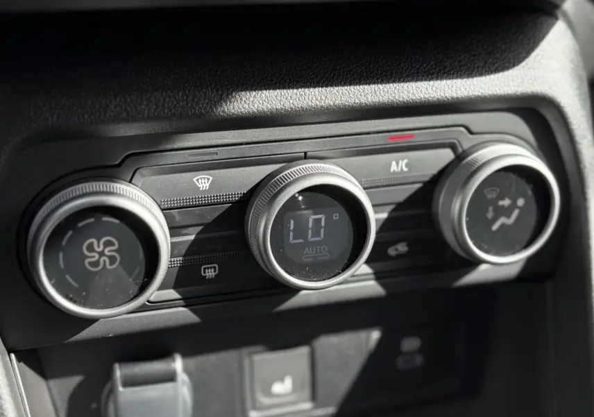 Gros plan sur les commandes de climatisation automatique du DACIA JOGGER Gris Schiste, affichant 16°C en mode AUTO.