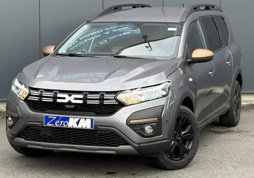 Vue 3/4 avant droite du Dacia Jogger Gris Schiste avec jantes noires et rétroviseurs couleur bronze.