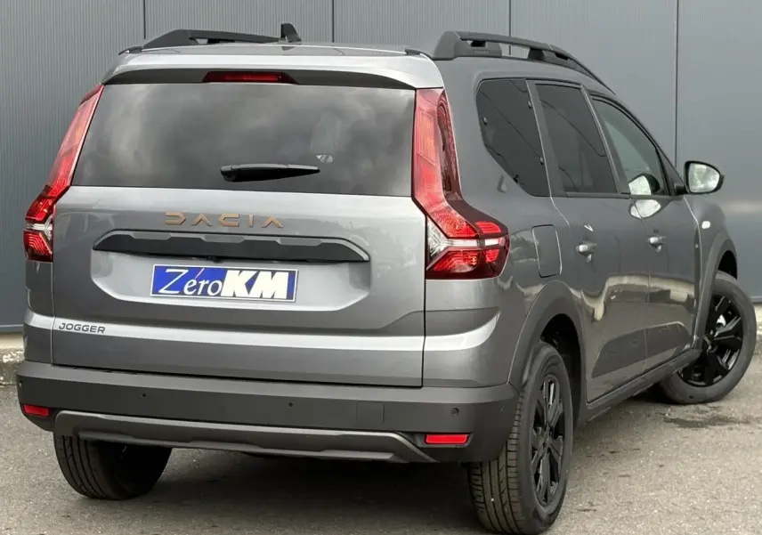 Vue 3/4 arrière droite d'un Dacia Jogger gris schiste avec vitres surteintées et jantes noires Mahalia.