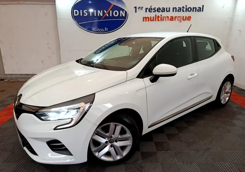 Renault Clio Business Blue dCi 85 blanche vue en 3/4 avant droit avec phares LED allumés en intérieur showroom.