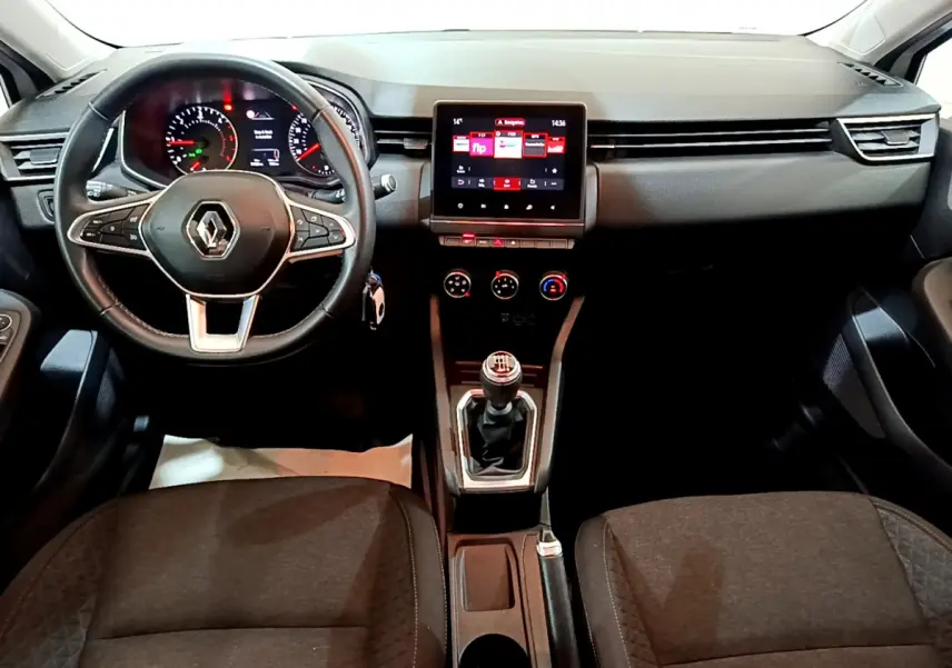 Vue intérieure frontale du tableau de bord et volant cuir noir de la Renault Clio Business Blue dCi 85 avec écran tactile central.