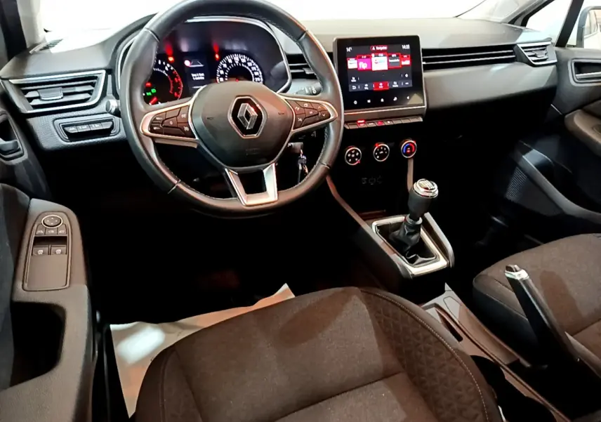 Intérieur de Renault Clio Business Blue dCi 85 2020, vue tableau de bord et volant cuir, écran tactile et boîte manuelle.