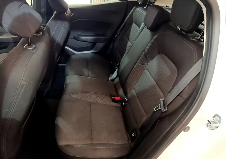 Vue intérieure côté droit sur la banquette arrière noire de la Renault Clio Business Blue dCi 85 blanche de 2020.