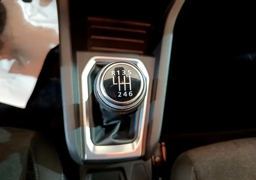 Le levier de vitesses manuel noir et argenté de la Renault Clio Business Blue dCi 85 vue de dessus dans l'habitacle.