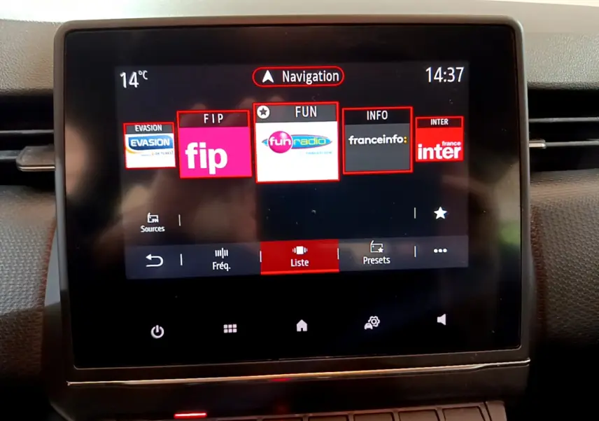 Écran tactile central de la Renault Clio Business Blue dCi 85 2020 affichant les radios et la navigation.