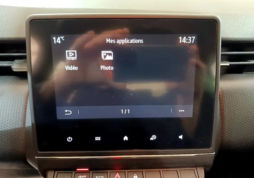 Écran tactile central affichant les applications vidéo et photo dans l'habitacle de la Renault Clio Business Blue dCi 85 blanche.