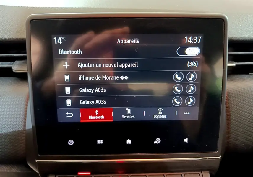 Écran tactile central affichant les connexions Bluetooth dans une Renault Clio Business Blue dCi 85 de 2020.