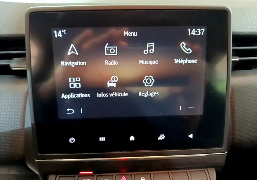 Écran tactile central de la Renault Clio Business Blue dCi 85 2020 affichant le menu principal avec navigation et téléphone.