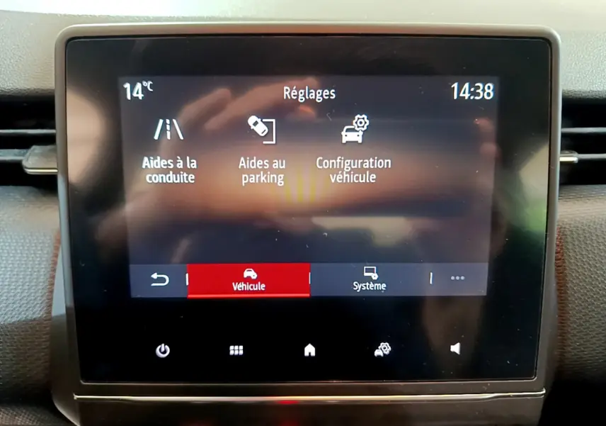 Écran tactile central de la Renault Clio Business Blue dCi 85 affichant les réglages d'aides à la conduite et parking.