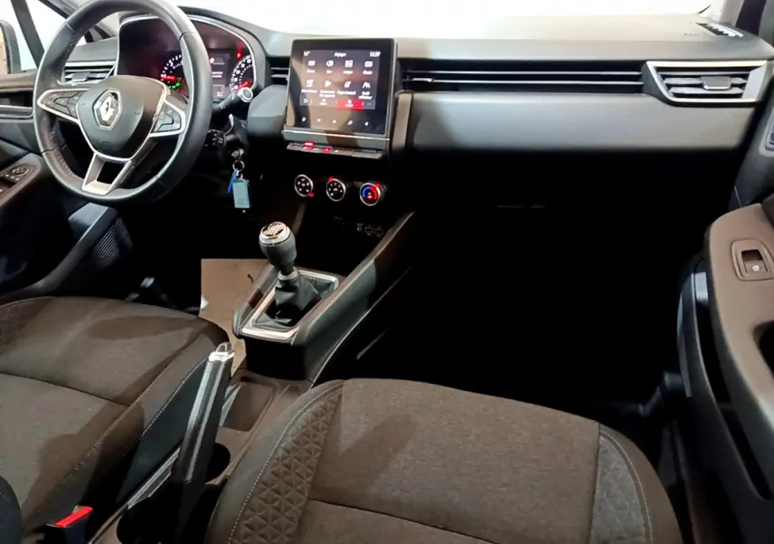 Intérieur de Renault Clio Business Blue dCi 85 2020, vue de l'habitacle côté conducteur avec tableau de bord et écran tactile.