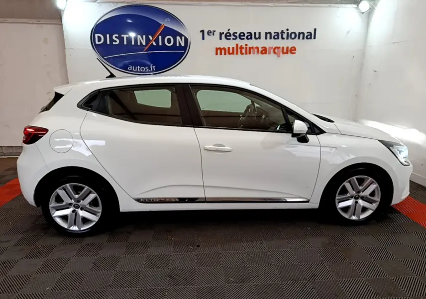 Profil côté gauche d'une Renault Clio Business Blue dCi 85 blanche, avec jantes alliage et feux arrière LED visibles.