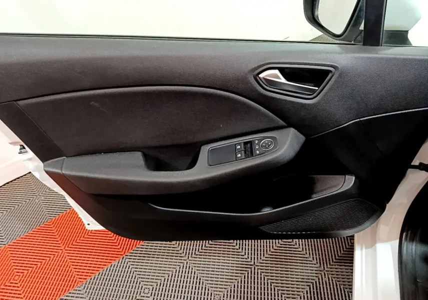 Vue rapprochée de la porte avant gauche noire de la Renault Clio Business Blue dCi 85 blanche, avec commandes électriques.