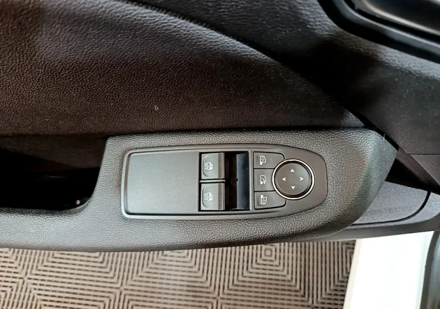 Panneau de commandes des vitres et rétroviseurs côté conducteur de la Renault Clio Business Blue dCi 85 blanche de 2020.