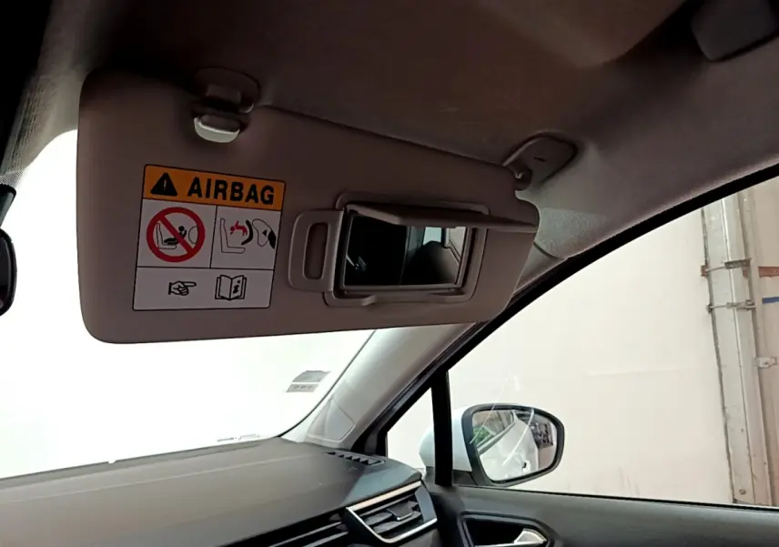 Détail du pare-soleil côté conducteur avec miroir et avertissement airbag dans Renault Clio Business blanc 2020.