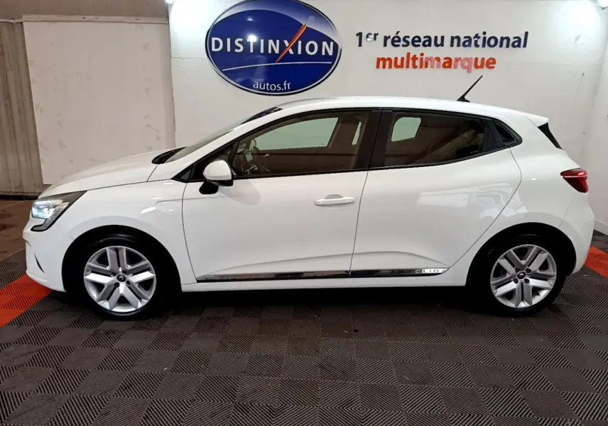 Profil droit d'une Renault Clio Business Blue dCi 85 blanche, avec jantes alliage et poignées de porte assorties.