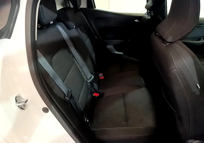 Vue intérieure côté gauche sur la banquette arrière noire d'une Renault Clio Business Blue dCi 85 blanche de 2020.