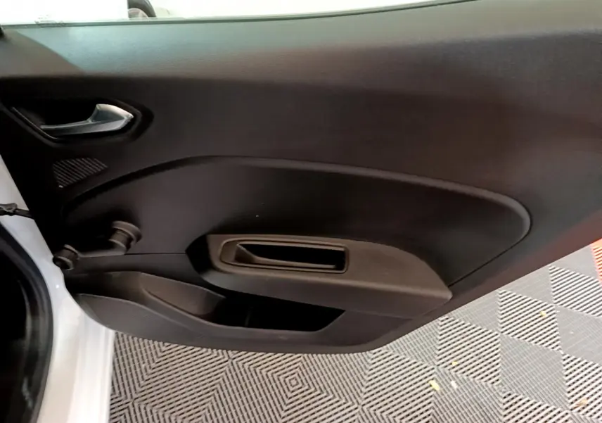 Vue intérieure de la porte côté gauche d'une Renault Clio Business Blue dCi 85 blanche, avec poignée et commande manuelle.