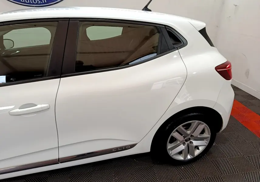 Vue latérale droite d'une Renault Clio Business Blue dCi 85 blanche avec jantes alliage et logo Clio sur la porte arrière