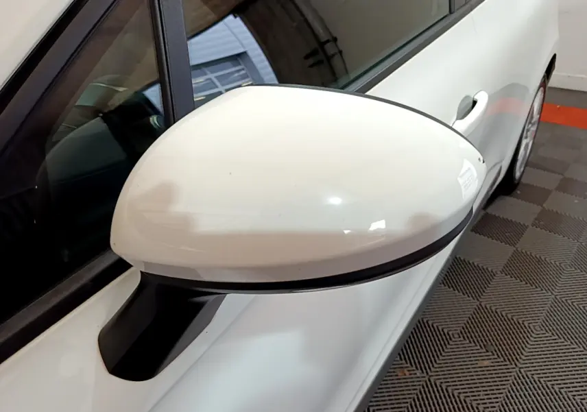 Rétroviseur extérieur droit blanc de Renault Clio Business Blue dCi 85 vue rapprochée côté passager.