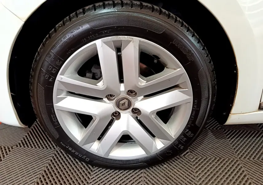 Gros plan sur la roue avant droite blanche d'une Renault Clio Business Blue dCi 85 de 2020, avec jante visible.