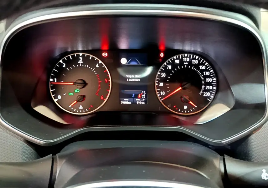 Vue rapprochée du tableau de bord de la Renault Clio Business Blue dCi 85 2020 avec compte-tours et vitesse numériques.