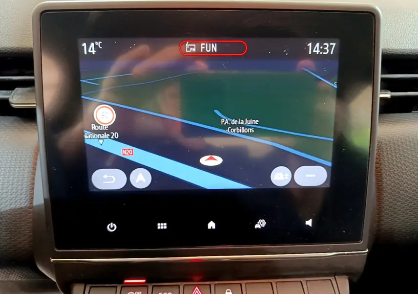 Écran tactile central affichant la navigation 3D dans l'habitacle d'une Renault Clio Business blanche de 2020.