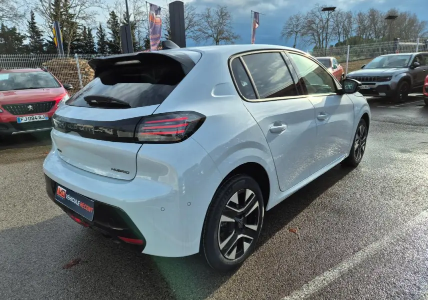 Peugeot 208 Hybrid blanc vue 3/4 arrière droit, jantes alliage 16 pouces et feux arrière LED distinctifs.