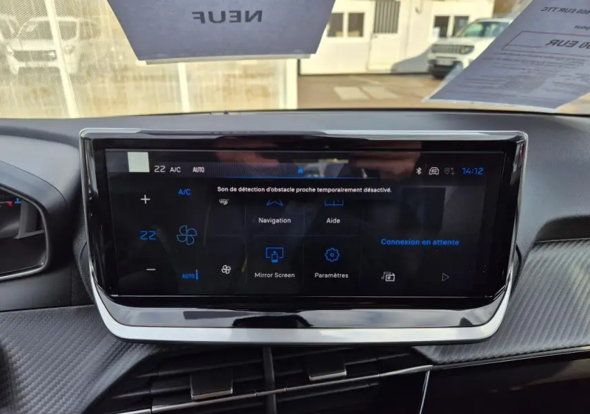 Écran tactile central du tableau de bord de la Peugeot 208 Hybrid blanc, affichant les options de navigation et réglages.