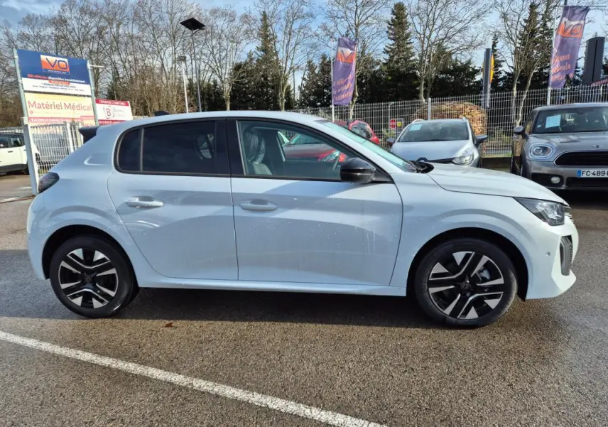 Peugeot 208 Hybrid blanc vue de profil côté gauche, avec jantes alliage 16 pouces et rétroviseurs noirs.