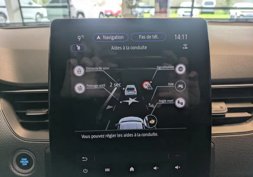 Écran central de la Renault Arkana noir métal 2023 montrant les aides à la conduite avec interface claire et icônes visibles.