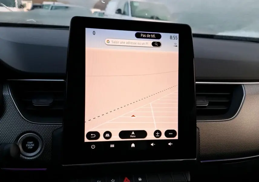 Écran tactile central du tableau de bord du Renault Arkana 2023, affichant le GPS avec interface claire.