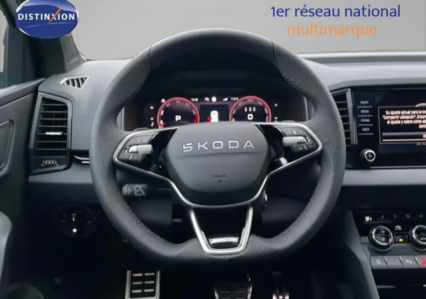 Vue frontale du volant cuir SKODA KAROQ 2025 Sportline avec tableau de bord numérique et écran tactile central.