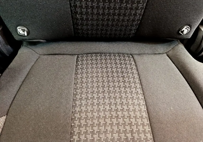 Gros plan sur l’assise et le dossier en tissu gris foncé avec motifs, siège arrière du Peugeot 5008 2021.