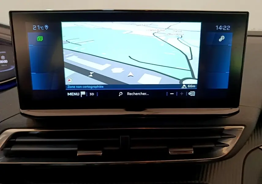 Écran tactile central du tableau de bord du Peugeot 5008 bleu, affichant la navigation GPS en intérieur.