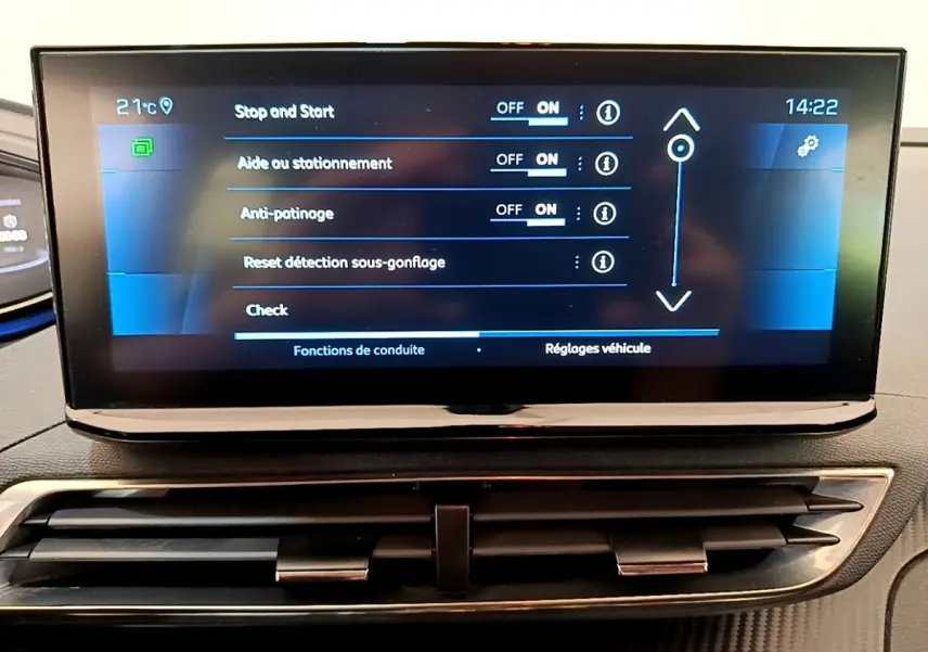 Écran tactile central du Peugeot 5008 bleu affichant les réglages d’aide à la conduite, vue de face rapprochée.