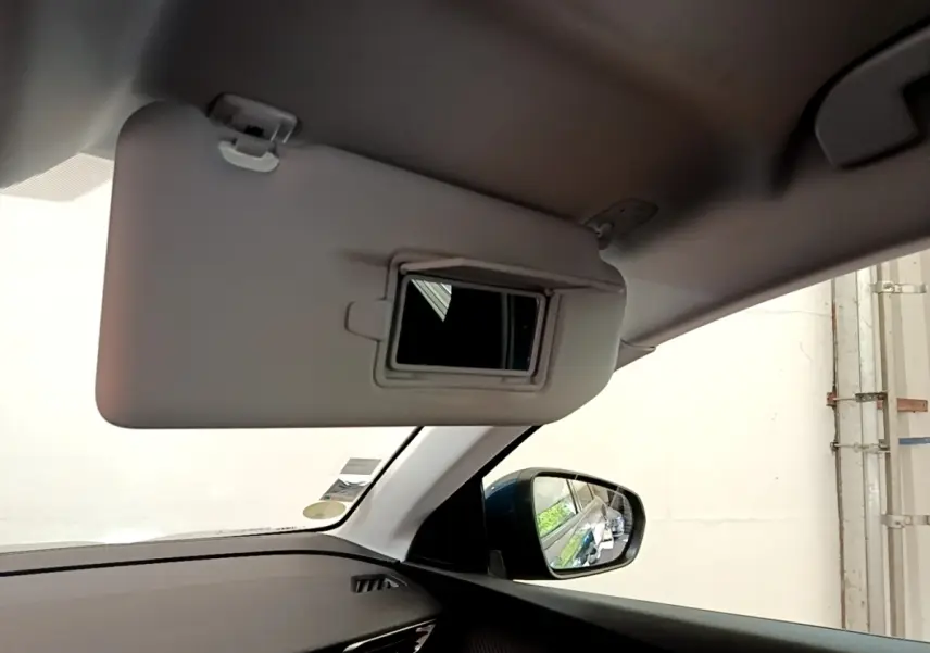 Intérieur du Peugeot 5008 bleu 2021, vue sur pare-soleil avec miroir et rétroviseur côté droit.