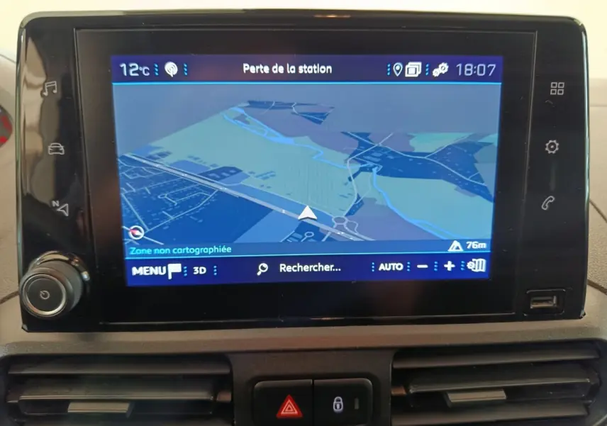 Écran tactile central du Peugeot Partner 2021 affichant une carte de navigation en intérieur noir.