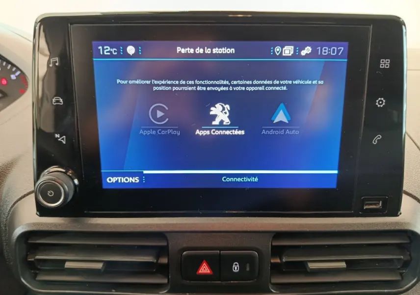 Écran tactile central du Peugeot Partner 2021 affichant les options Apple CarPlay, Android Auto et Apps Connectées.