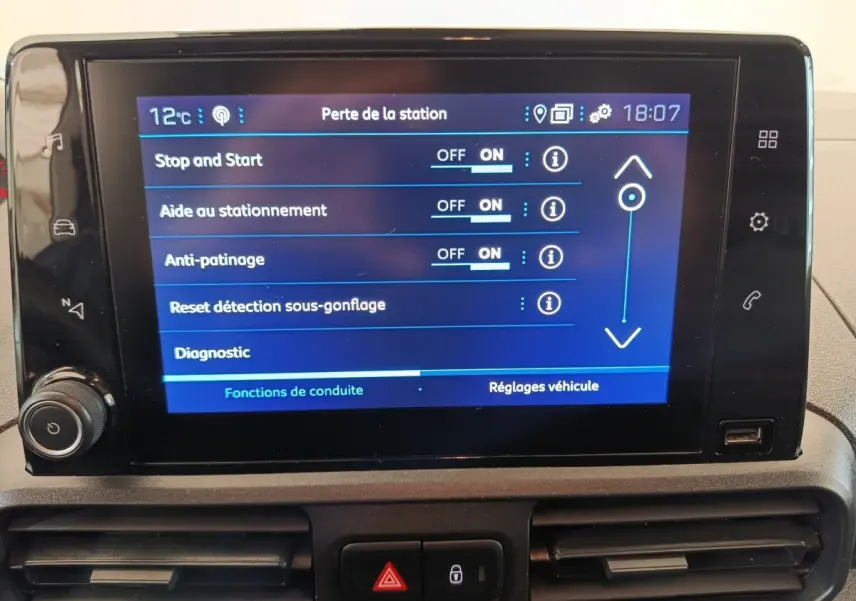 Écran tactile du tableau de bord du Peugeot Partner 2021 affichant les réglages d’aide à la conduite.