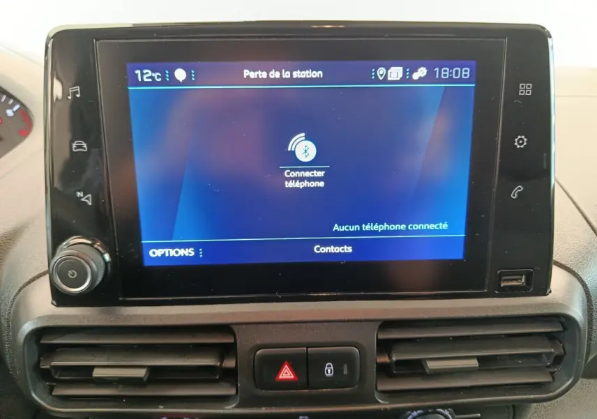 Écran tactile central du Peugeot Partner 2021 affichant la connexion Bluetooth, entouré de commandes et aérateurs noirs.