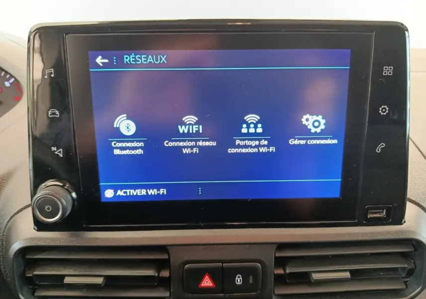 Écran tactile central du Peugeot Partner 2021 affichant les options de connexion Bluetooth et Wi-Fi, vue intérieure frontale.