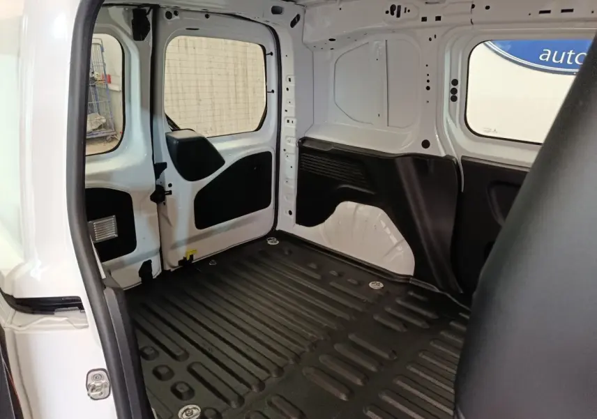 Vue intérieure arrière du Peugeot Partner blanc 2021, montrant l'espace de chargement avec plancher noir antidérapant.