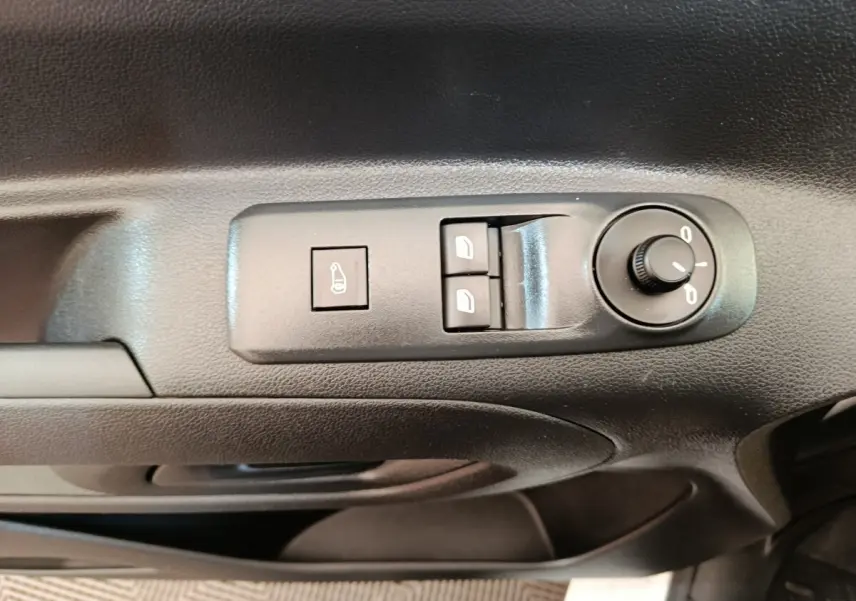 Gros plan sur les commandes de réglage des rétroviseurs et des vitres côté conducteur du Peugeot Partner blanc 2021.