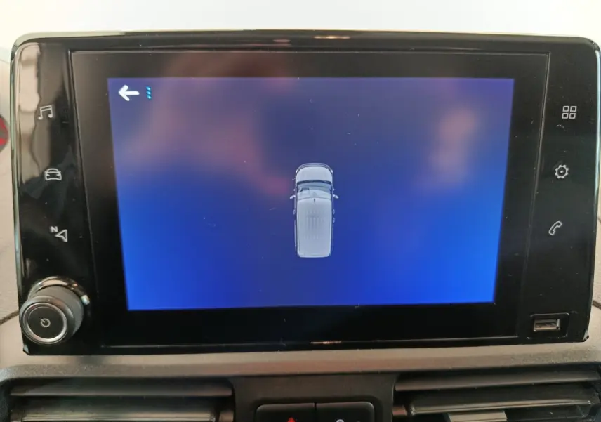 Écran tactile intérieur du Peugeot Partner 2021 montrant une vue schématique du véhicule en bleu et noir.